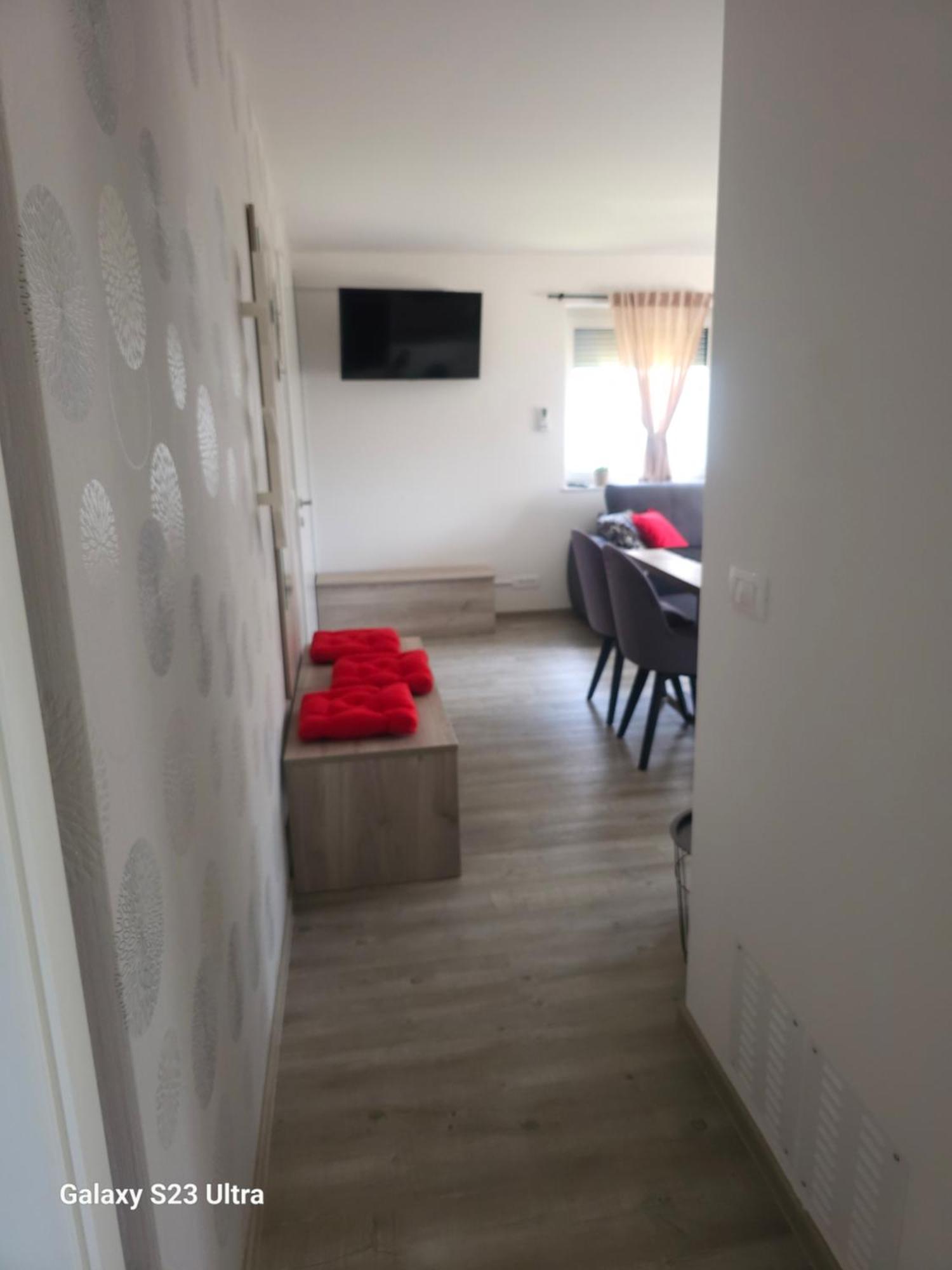 Prima Countryside Apartment Zirovnica